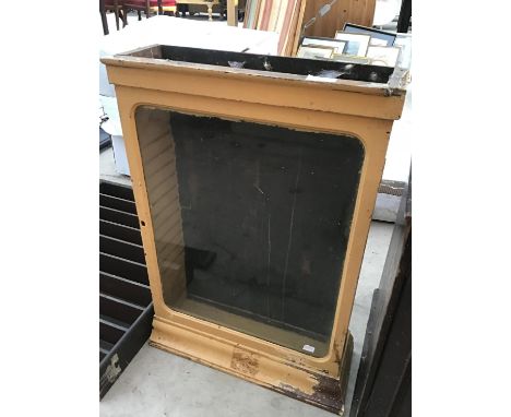 A VINTAGE SMALL GLASS FRONTED DISPLAY CABINET  (NO SHELVES) 