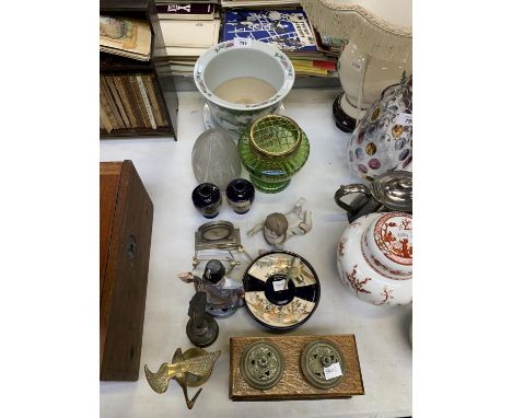 A COLLECTION OF ASSORTED ITEMS TO INCLUDE BRASS FIGURE, CERAMIC PLANTER, VASES ETC 