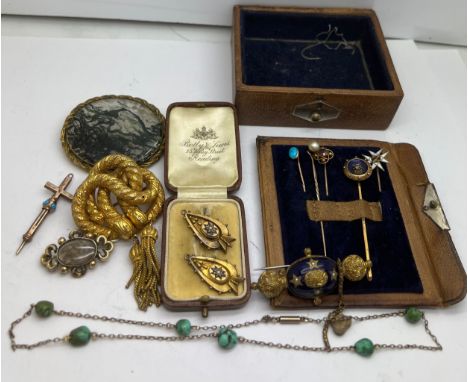Various pieces of late 19thC jewellery etc to include moss agate brooch, mourning brooch, tie pins, bar brooches, pencil, jew