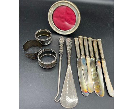 Silver to include circular photograph frame, silver handled button hook and shoe horn, silver handle tea knives and 3 x napki