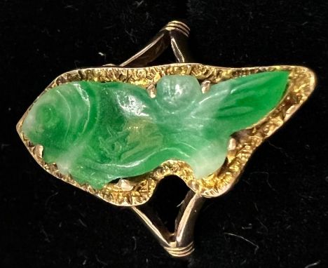 An 18ct gold ring set with jade in the form of a fish, Size L. 2.1gm.