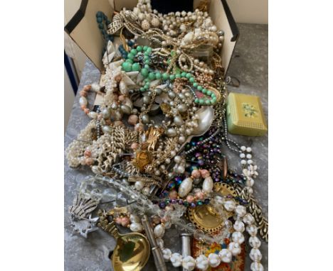 Costume jewellery to include necklaces, brooches, hat pin, cigar pricker, brass caddy spoon, penknife, old keys etc.Condition