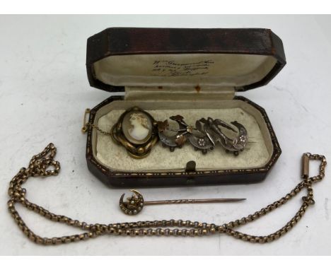 A collection of 19thC jewellery to include silver brooch, chain, cameo brooch and an 18ct gold and seed pearl tie pin.Conditi