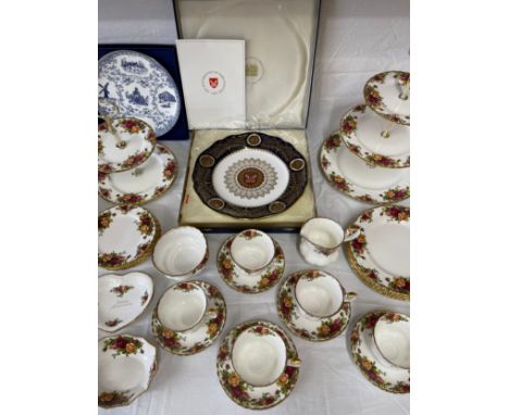 A mixed lot to include 1988 York Minister restoration plate by Spode 29cms d (with box and certificate), 1996 East Riding of 