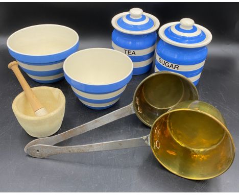Various kitchenalia to include:  2 long handled small brass pans, a pestle and mortar and four items of Cornish Blue wear, 2 