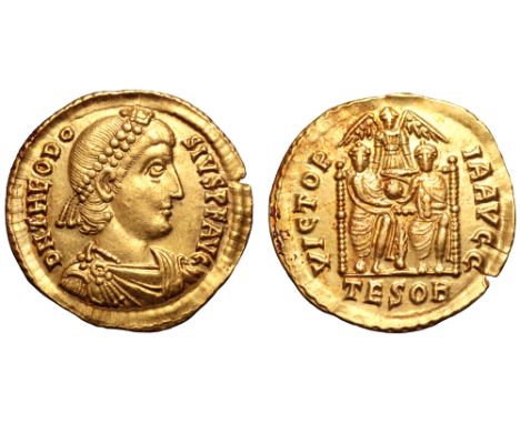 Theodosius I AV Solidus. Thessalonica, AD 379. D N THEODOSIVS P F AVG, pearl-diademed, draped and cuirassed bust right / VICT