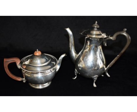 A SILVER TEAPOT BY GOLDSMITHS AND SILVERSMITHS COMPANY The squat melon shape with grooved border and hardwood handle and knop