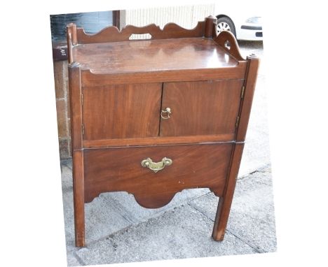 A GEORGE III MAHOGANY TRAY TOP COMMODE with a storage cupboard over a sliding base, 77cm high, 60.5cm wide, 46.5cm deep.