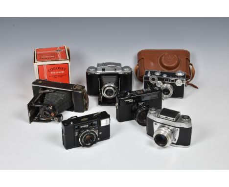 A collection of vintage cameras, to include a Ihagee Exakta SLR waist level, serial No. 137432, with Meritar 2.9/50 E. Ludwig