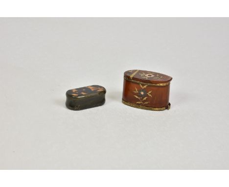 A 19th century tortoiseshell snuff box, oval form, with gold and silver floral inlay to the side and hinged cover,  2½ x 1 7/