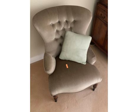 Button-back armchair 