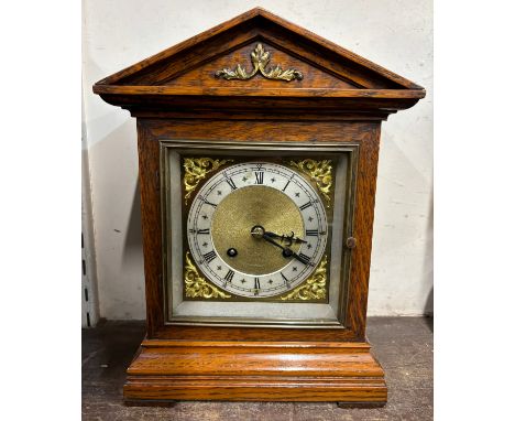 An early 20th Century oak bracket clock 