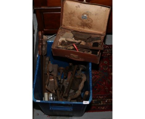 A box lot of various tools including hand crank tool sharpener, bit and brace, block plain, wood saws and hammers etc.