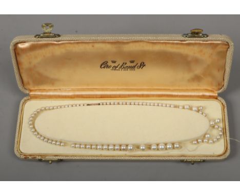 A string of simulated pearls with 9ct gold clasp.Condition report intended as a guide only.String for repair.