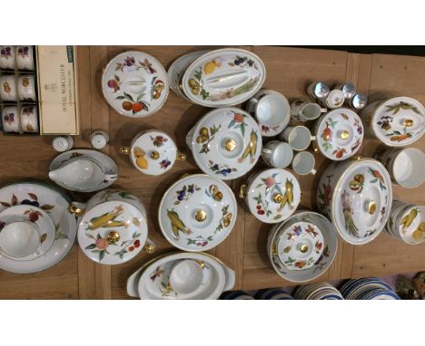 Large quantity of Worcester Evesham dinner wares, heavy wear to gilding on some lots 
