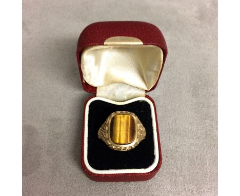 A Gents 9ct gold signet ring with central tigers eye panel 6.7g, size Z 
