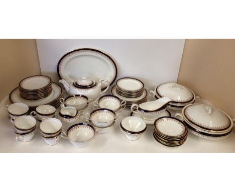 Aynsley leighton service, circa 8 pieces service, dinner plate, side plates, saucers, 2 serving dishes, teapot, tea cups, sou