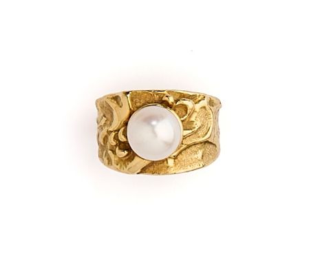 VALERIE PITCHFORD: GOLD AND CULTURED PEARL RING, 1991 the textured band set with a single cultured pearl, maker's mark, Briti