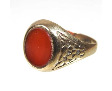 A 9 carat gold and carnelian signet gentleman's ring, size R, 4.4g