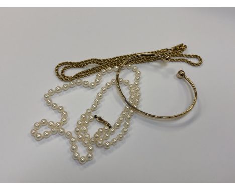 A cultured pearl necklace on yellow gold clasp, together with a 9ct gold sleeved expansion bangle and a yellow metal rope twi