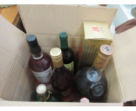 BOX CONTAINING BOTTLES OF ALCOHOL INCLUDING J&amp;B BOXED RARE SCOTCH WHISKY, 1.5LTR BOTTLE OF MARTELL COGNAC, 1LTR BOTTLE OF