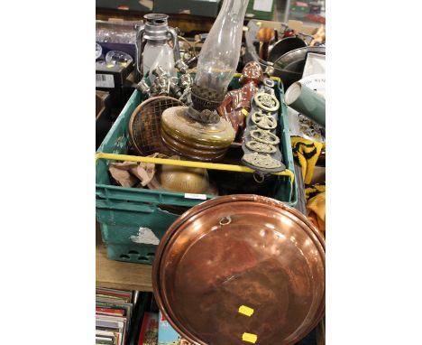 A TRAY OF ASSORTED METAL WARE TO INCLUDE A VINTAGE DUTCH BOY COMPANION SET STAND, HORSE BRASSES ETC 