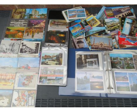 A COLLECTION OF ASSORTED VINTAGE AND MODERN POSTCARDS