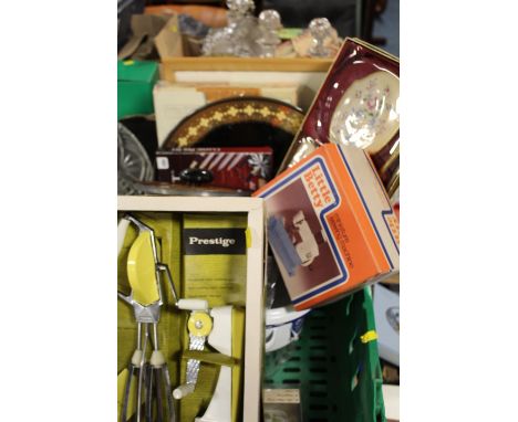 A TRAY OF VINTAGE KITCHEN WARE ETC TO INCLUDE A RETRO STYLE PRESTIGE EGG BEATER AND CAN OPENER SET IN ORIGINAL BOX 