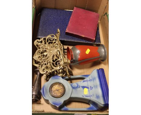 A TRAY OF SUNDRIES TO INCLUDE A CLOCK 