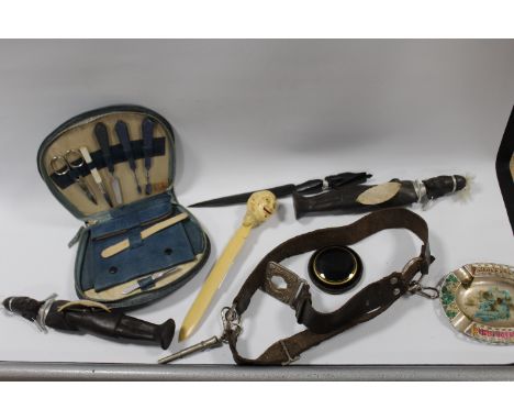A SMALL BOX OF COLLECTABLES TO INCLUDE A VINTAGE GIRL GUIDE BELT AND AN UNUSUAL LETTER OPENER IN THE FORM OF A CLOWN ETC