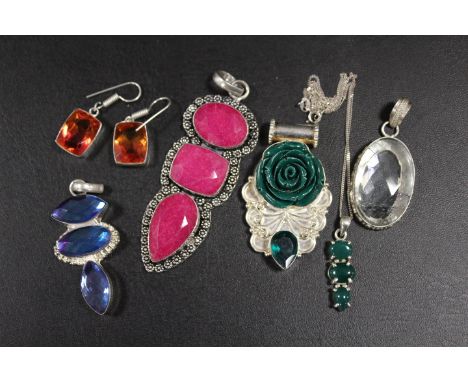 A COLLECTION OF VINTAGE SILVER JEWELLERY TO INC JADE PENDANT, EARRINGS ETC