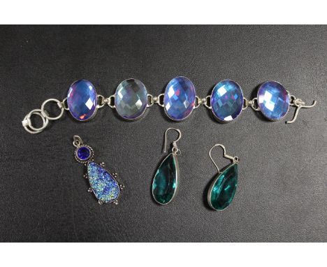 A COLLECTION OF VINTAGE SILVER JEWELLERY TO INC BRACELET, EARRINGS, PENDANT ETC