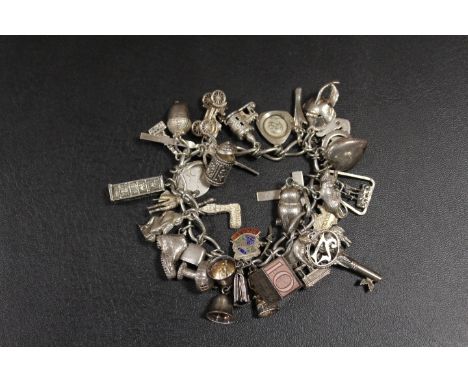 A HEAVY VINTAGE SILVER CHARM BRACELET - APPROX 91 G