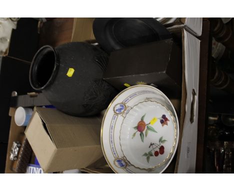 A TRAY OF ASSORTED CERAMICS ETC TO INCLUDE ROYAL WORCESTER BOWL ETC