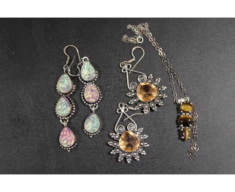 A COLLECTION OF VINTAGE SILVER JEWELLERY TO INC TIGERS EYE PENDANT, 2 x PAIRS EARRINGS ETC