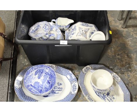 A SELECTION OF BLUE AND WHITE CERAMICS TO INCLUDE A SPODE BOWL 