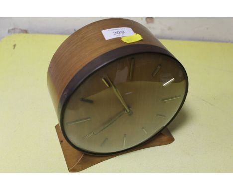 A VINTAGE ART DECO SMITHS LIGHT WOOD MANTLE CLOCK 