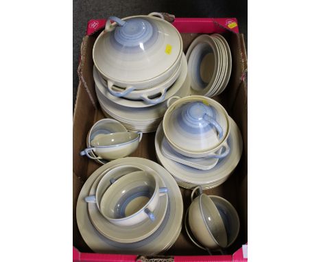 A TRAY OF ART DECO SUSIE COOPER DINNERWARE TO INCLUDE LIDDED TREEN, BOWLS ETC 