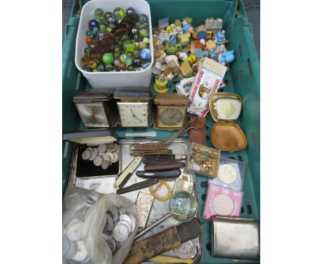 A TRAY OF COLLECTABLES TO INCLUDE VINTAGE COINAGE, TRAVEL CLOCKS, TOKENS, PENKNIVES, TETLEY TEA FOLK HOUSES AND FIGURES, ASSO