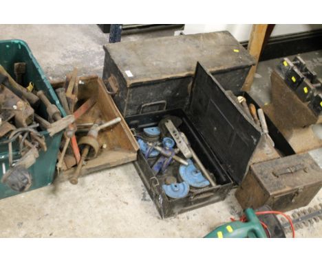 A SELECTION OF TOOLS AND TOOL BOXES WITH CONTENTS TO INCLUDE AN ANVIL AND WEIGHTS