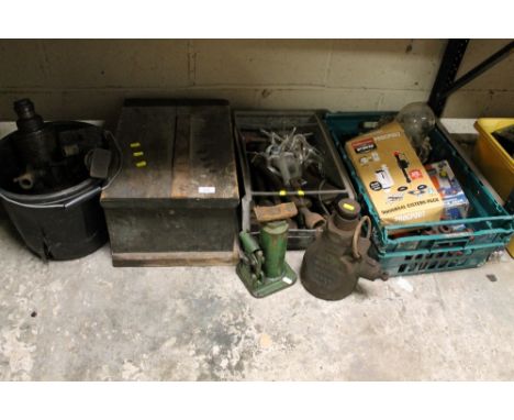 A SELECTION OF TOOLS TO INCLUDE HYDRAULIC JACKS