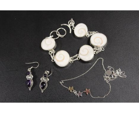 A COLLECTION OF VINTAGE SILVER JEWELLERY TO INC FOSSIL DESIGN BRACELET, STAR NECKLACE AND PAIR OF AMETHYST EARRINGS