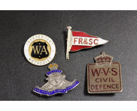 AN ANTIQUE SILVER &amp; ENAMEL ROYAL ARTILLERY BROOCH PLUS THREE ENAMEL BADGES
