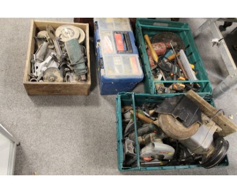 A SELECTION OF TOOLS TO INLCUDE A BENCH GRINDER AND POWER TOOLS 