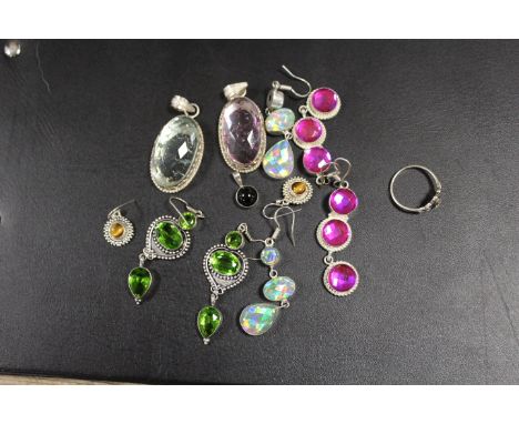 A COLLECTION OF VINTAGE SILVER JEWELLERY TO INC GEMSTONE DRESS RING, 2 x LARGE PENDANTS, EARRINGS TO INC TIGERS EYE ETC