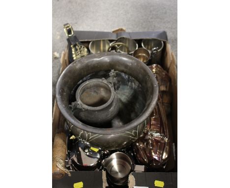A TRAY OF ASSORTED METALWARE TO INCLUDE A VINTAGE HATCHET ETC 