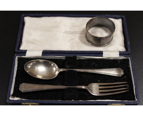 A CASED HALLMARKED SILVER SPOON AND FORK SET BY MAPPIN &amp; WEBB TOGETHER WITH A NAPKIN RING