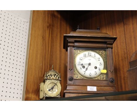 AN OAK CASED MANTLE CLOCK TOGETHER WITH A SMALL BRASS LANTERN CLOCK (2)