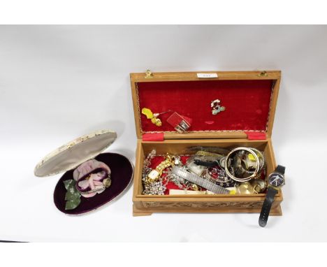 A JEWELLERY BOX AND CONTENTS TO INCLUDE WRISTWATCHES, ENAMEL PIN BADGE ETC