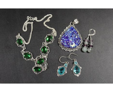 A COLLECTION OF VINTAGE SILVER JEWELLERY TO INC DECO STYLE NECKLACE, LARGE PENDANT, EARRINGS ETC